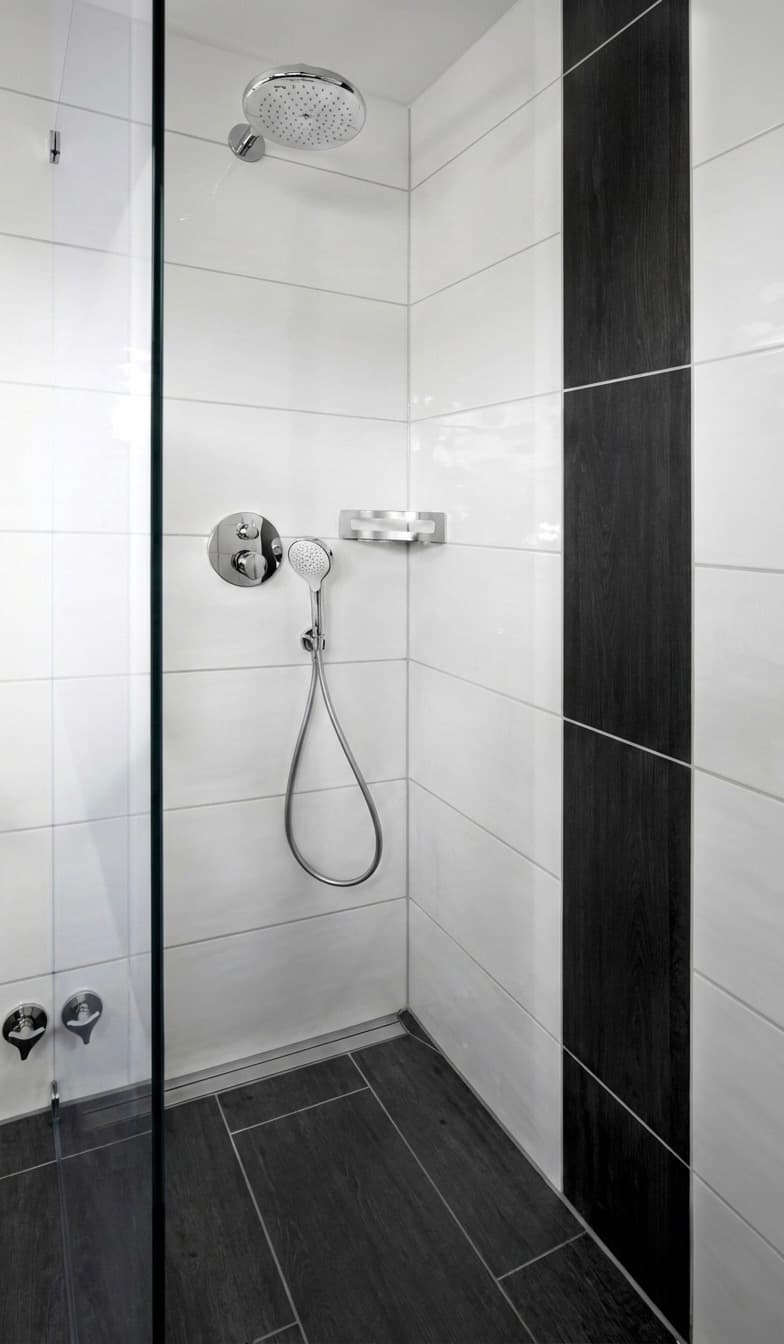 Badezimmer mit ebenerdiger Dusche