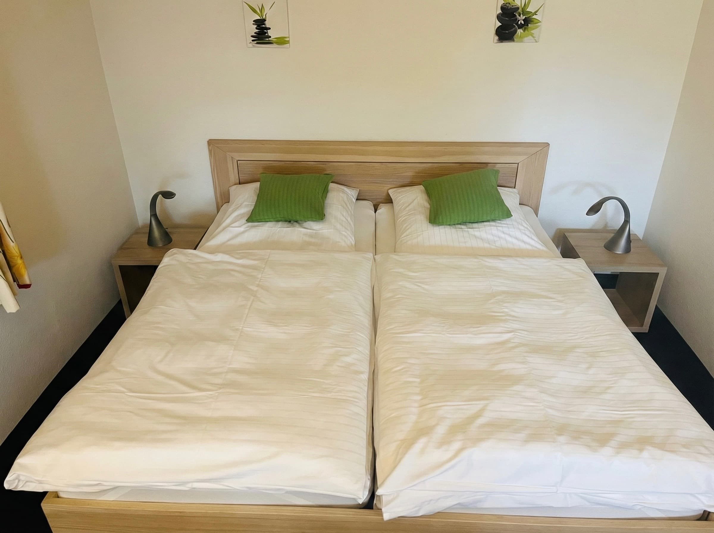 Gemütliches Doppelzimmer mit grünen Kissen